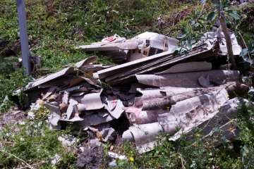 Restos de material con amianto en diversos puntos del municipio (Foto TA)